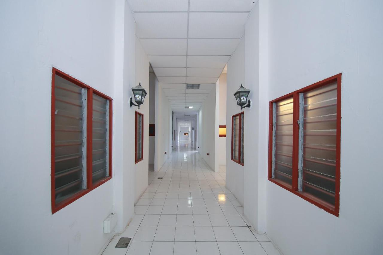 Capital O 89876 Safari Hotel Kampong Pasir Bogak Exterior foto