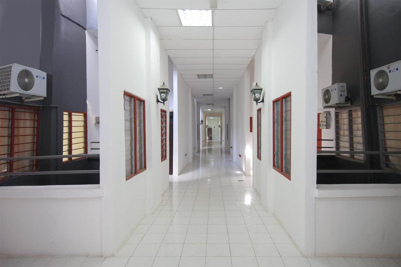 Capital O 89876 Safari Hotel Kampong Pasir Bogak Exterior foto