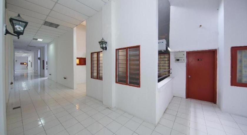 Capital O 89876 Safari Hotel Kampong Pasir Bogak Exterior foto