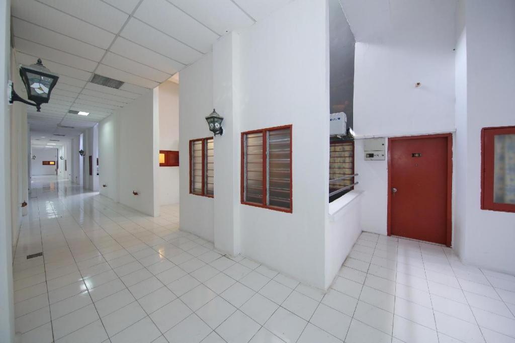 Capital O 89876 Safari Hotel Kampong Pasir Bogak Exterior foto