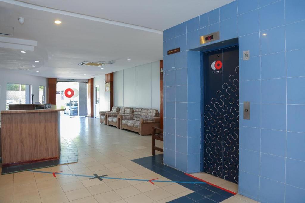 Capital O 89876 Safari Hotel Kampong Pasir Bogak Exterior foto