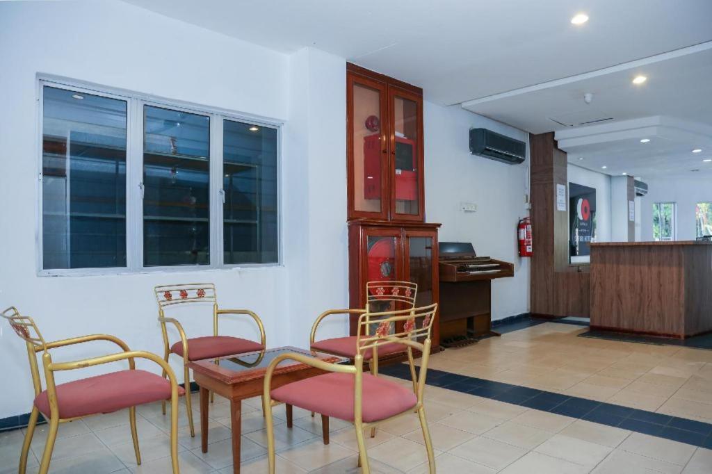 Capital O 89876 Safari Hotel Kampong Pasir Bogak Exterior foto